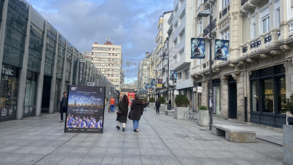 Gente de paseo en la plaza de Lugo de A Coruña