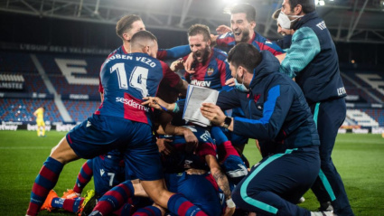 La plantilla del Levante celebra el gol de Roger que abrió las puertas de las semifinales de Copa