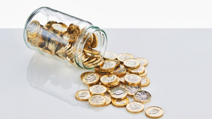 Frasco de cristal con varias monedas en su interior