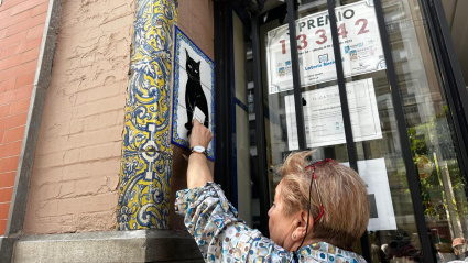 Tradición de frotar el décimo en el Gato Negro