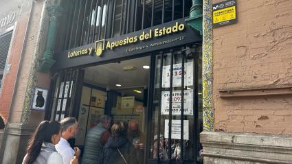 Vecinos haciendo cola en 'El Gato Negro'