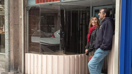 Rober y su hermana, en la fachada de la Librería Lume