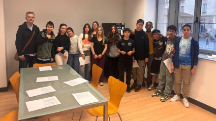 Un grupo de alumnos junto a su profesor en COPE Oviedo