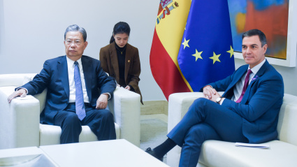 (Foto de ARCHIVO)El presidente del Comité Permanente de la Asamblea Popular Nacional de China, Zhao Leji (i) y el presidente del Gobierno, Pedro Sánchez (d), durante una reunión en el Complejo de La Moncloa, a 25 de noviembre de 2024, en Madrid (España). Zhao Lejo realiza visitas de trabajo a Portugal, España y Grecia, después de que el año pasado España y China celebraran el 50 aniversario del establecimiento de relaciones diplomáticas. Tras este encuentro, esta tarde, se reúne con el Rey Felipe VI.Gustavo Valiente / Europa Press25 NOVIEMBRE 2024;ASAMBLEA POPULAR;CHINA;ZHAO LEJI25/11/2024