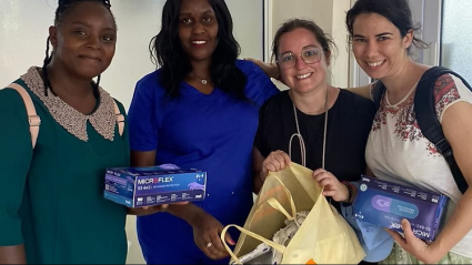 Stefani y Elena junto con dos colaboradoras del programa sanitario