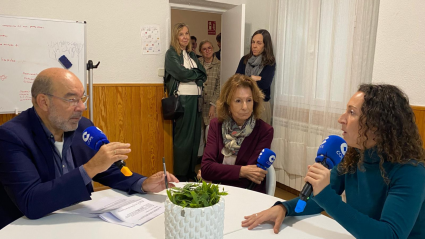 Ángel Expósito con Pilar Torres, coordinadora del piso de emancipación, y Pina Sánchez, presidenta de Nuevo Futuro