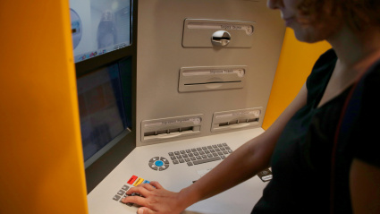 Utilizar una tarjeta de crédito en un cajero automático sin contacto en España