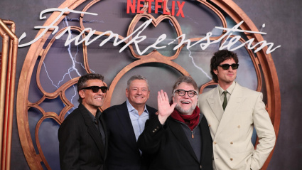 De izquierda a derecha, el actor estadounidense Oscar Isaac, el CEO de Netflix Ted Sarandos, el cineasta mexicano Guillermo del Toro y el actor australiano Jacob Elord, posan durante la alfombra roja de la película 'Frankenstein'