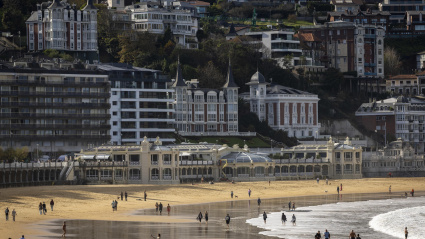 Vista de la primera línea de viviendas junto a la playa de La Concha de San Sebastián