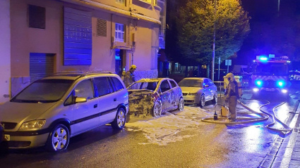 Los bomberos utilizaron espuma para sofocar las llamas