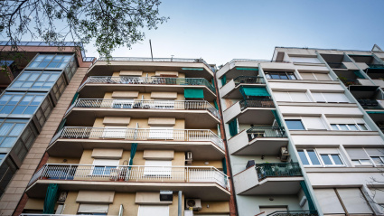 Imagen de recurso de una fachada de viviendas en Barcelona