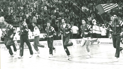 En una Fonteta abarrotada calentaba el Pamesa Valencia en la tarde de su ascenso a ACB en 1988