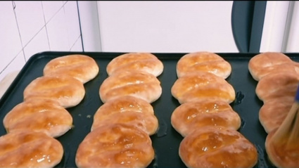 Bollos de leche recien salidos del horno.