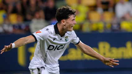 El duro camino de David González hasta convertirse en pieza clave del Burgos CF: "Recuerdo a mis padres irse llorando de vuelta a casa"