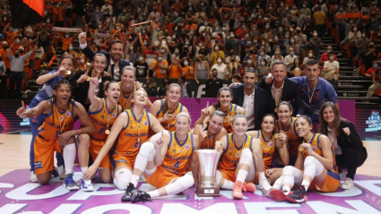 El Valencia Basket, dirigido por Rubén Burgos, con la Supercopa de Europa de 2021