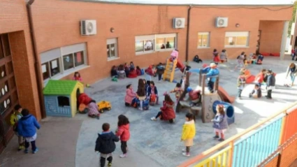 Niños en el patio de un colegio