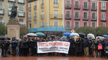 Cada sábado se celebra desde hace 8 añosm en la Plaza Mayor de Burgos una concentración ciudadana reivindicando la reapertura del tren directo Madrid-Aranda-Burgos
