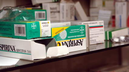 Cajas de aspirinas en una farmacia