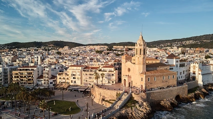 Imagen del pueblo de Sitges con la iglesia de San Bartolomé y Santa Tecla a la cabeza