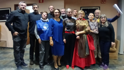 Manos Unidas con los artistas tras la actuación