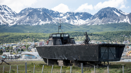 Una lancha torpedera de madera, antiguamente perteneciente a la Armada Argentina, la ARA Towwora, se encuentra en la costa del puerto de Ushuaia como monumento naval.