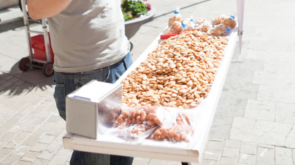 Vendedor de almendras en Málaga, España