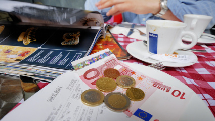 Imagen de recurso de un cliente pagando en efectivo