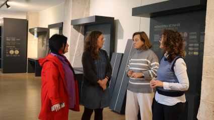 Iria Castro, acompañada por la directora del Museo Provincial y de la Rede Museística, Aurelia Balseiro y Encarna Lago, respectivamente
