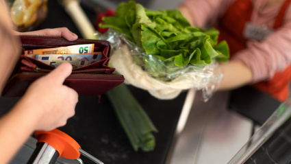 Pago en un supermercado con dinero en efectivo