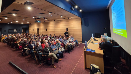 El ciclo de conferencias sobre la restauración de la muralla de Avilés concentró una gran afluencia de público