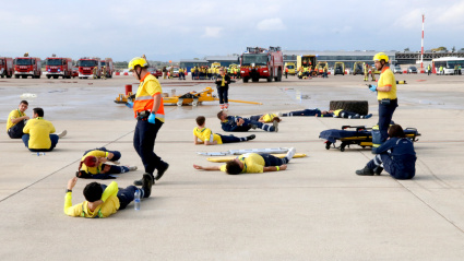 El aeropuerto de Reus simula un accidente de un avión comercial con la participación de más de 250 personas