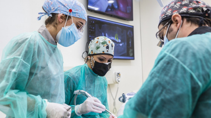 Equipo en quirófano realizando una intervención