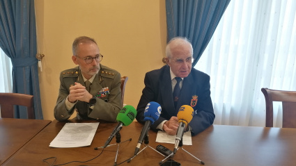 El subdelegado de Defensa en Huesca, Rafael Matilla, y Jaime Marqueta, miembro de la Real Hermandad de Veteranos de las Fuerzas Armadas