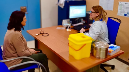 (Foto de ARCHIVO)Enfermera atendiendo en consulta.REMITIDA / HANDOUT por JUNTA DE ANDALUCÍAFotografía remitida a medios de comunicación exclusivamente para ilustrar la noticia a la que hace referencia la imagen, y citando la procedencia de la imagen en la firma11/5/2025