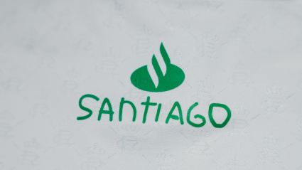 El Banco Santander dona su logo al niño Santiago