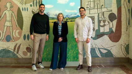 De izquierda a derecha, Rubén Hidalgo y Estefanía Iglesias, del Grupo Central Lechera Asturiana; y Alejandro Vergara, fundador de ODOS