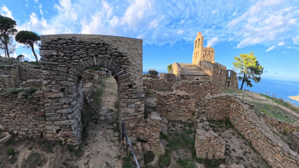 Visitar Sant Pere de Rodes es, en el fondo, una forma de reconectar. Con la historia, con la naturaleza y con uno mismo.