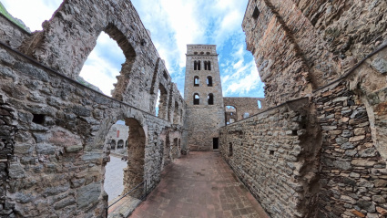 hay algo en ese monasterio que se queda dentro. Y cuando vuelves a ver el mar desde allí arriba, entiendes por qué los monjes eligieron este lugar para estar más cerca del cielo.