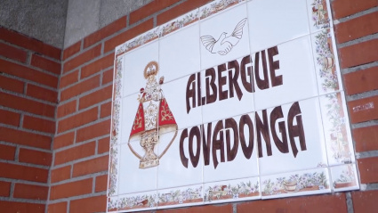 Entrada al Albergue Covadonga, en Gijón