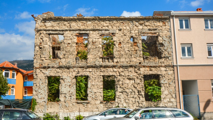 Un edificio permanece abandonado tras ser destruido en la guerra de los Balcanes en la ciudad de Mostar, Bosnia y Herzegovina.