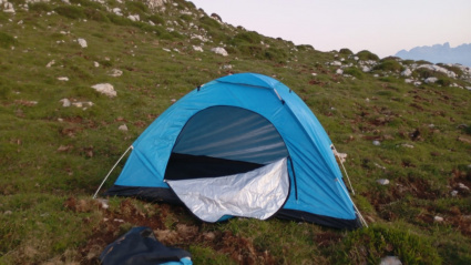 La tienda de campaña en la que duerme Ángel