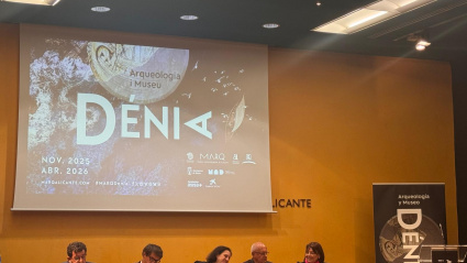 Las autoridades participantes en la inauguración de “Dénia. Arqueología y Museo” durante el acto celebrado este mediodía en el MARQ