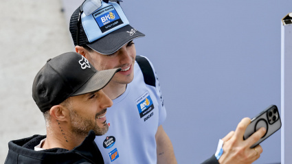 El piloto en la categoría de Moto GP, Fermín Aldeguer (d), se hace una foto con un aficionado durante este viernes, primer día de entrenamientos del Gran Premio de la Comunitat Valencia de MotoGP