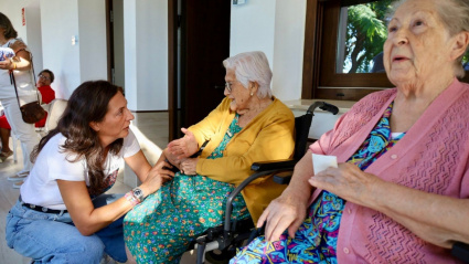 (Foto de ARCHIVO)La consejera de Inclusión Social, Juventud, Familias e Igualdad, Loles López, visitando una residencia de ancianos.REMITIDA / HANDOUT por JUNTA DE ANDALUCÍAFotografía remitida a medios de comunicación exclusivamente para ilustrar la noticia a la que hace referencia la imagen, y citando la procedencia de la imagen en la firma14/6/2025