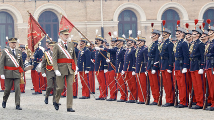 El Rey ha pasado revista a los alumnos de la Academia formados en el patio de armas.