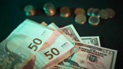 (Foto de ARCHIVO)Billetes y monedas, a 3 de septiembre de 2025, en Madrid (España). El uso del dinero en efectivo sigue disminuyendo con tan solo dos de cada diez personas eligiéndolo como método de pago habitual según el informe de PaynoPain ‘Métodos de pago: La decisión definitiva’. El estudio indica que cerca del 58% de los consumidores prefiere usar la tarjeta de crédito o débito, un 15% opta por ‘wallets’ y solo un 2,5% por PayPal.Jesús Hellín / Europa Press03 SEPTIEMBRE 2025;MONEDAS;MONEDA;BILLETE;BILLETES;EURO;EUROS;DOLAR;DÓLARES;DINERO;EFECTIVO;DIVISA;03/9/2025