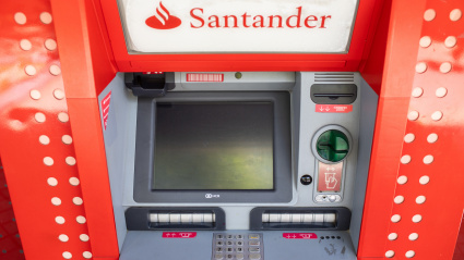 (Foto de ARCHIVO)Cajero automático del Banco Santander inoperativo tras el apagón eléctrico en Madrid, España, el 28 de abril de 2025.Alejandro Martínez Vélez / Europa Press28/4/2025