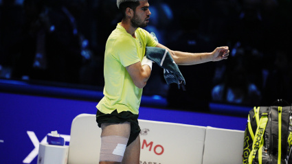 Carlos Alcaraz tuvo que vendarse en el primer set tras hacerse daño en el muslo. (Photo by Marco Alpozzi/LaPresse/Sipa USA) *** Local Caption *** 65546623