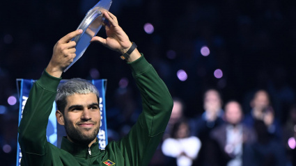 Carlos Alcaraz posa con el trofeo de subcampeón de las ATP Finals