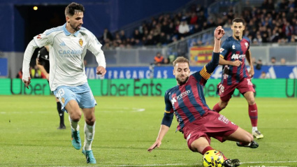 Jorge Pulido corta un avance de Kenan Kodro, que volvía a la titularidad